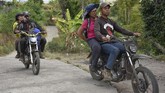 TNI, Polisi, SAR, Poster dan Paramedis mulai mengevakuasi 500 orang pendaki yang sebagian besar berasal dari Thailand dan Malaysia yang terjebak di sekitar Danau Segara Anak. ANTARA FOTO/Ahmad Subaidi