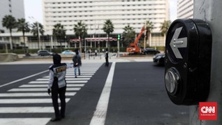 Penyeberang Kejar Batas 13 Detik, Anies Klaim Sesuai Data