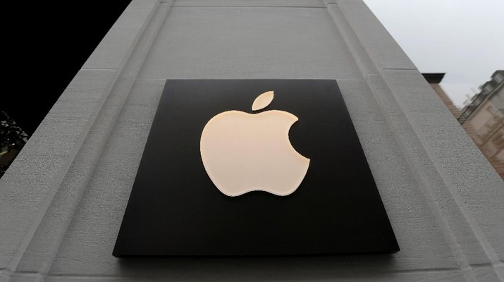 apple FILE PHOTO: The company's logo is seen outside Austria's first Apple store, which opens on February 24, during a media preview in Vienna, Austria, February 22, 2018. REUTERS/Heinz-Peter Bader/File Photo GLOBAL BUSINESS WEEK AHEAD