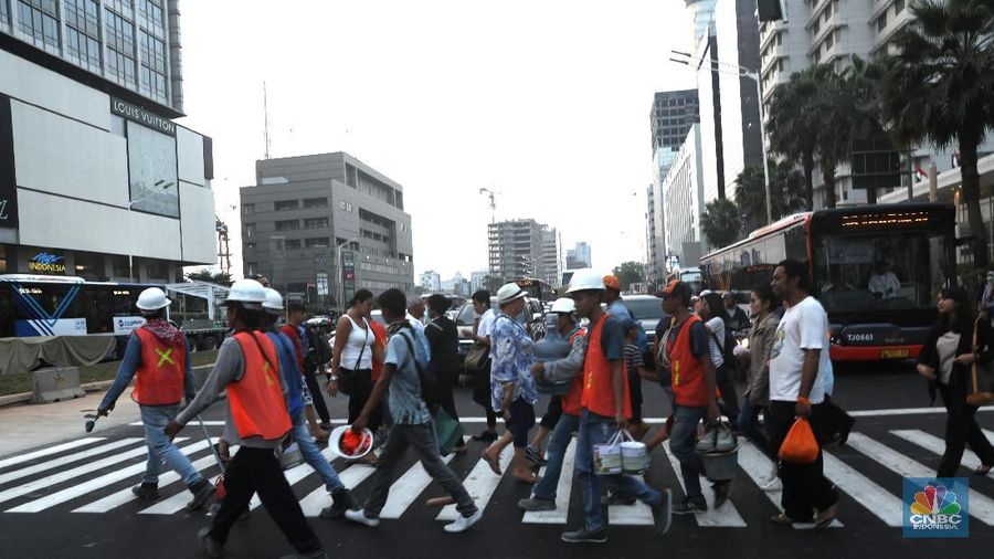 Warga melintas di Pelican Crossing , Thamrin, Jakarta,Senin (30/7). Gubernur DKI Jakarta Anies Baswedan merencanakan untuk merobohkan jembatan penyeberangan orang (JPO) di jalan Thamrin. Nantinya, JPO tersebut akan diganti dengan Pelican Crossing karena JPO tersebut dianggap menghalangi pemandangan ke Monumen Selamat Datang dari arah Monas. Penyeberangan pelican (pelican crossing) biasanya ditandai dengan jalur zig-zag serta garis lurus di sisi jalan. Yang pasti, penyeberangan pelican memiliki lampu lalu lintas yang lampu hijaunya baru bisa diaktifkan bila pejalan kaki menekan tombol. (վ/Muhammad Sabki0