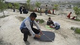 Membuat layang-layang pun menjadi pekerjaan yang populer. Setiap pedagang bisa menjual ratusan hingga ribuan buah. (AFP PHOTO / WAKIL KOHSAR)