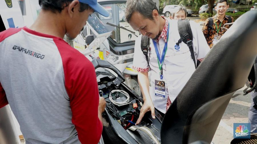 Pengunjung melihat unit Pameran Mobil listrik di Kawasan Gedung BPPT, Jakarta, Selasa (31/7). Menteri Perindustrian Airlangga Hartanto memaparkan soal strategi penggunaan mobil listrik di tahun 2020 yang mencapai 20 persen dari total produksi. BPTP juga terus berupaya mengembangkan berbagai purwarupa moda transportasi bertenaga listrik mulai dari motor, trolleyt bus dan mobil listrik. Seperti diketahui Presiden Joko Widodo menegaskan komitmennya mendukung pengembangan mobil listrik beberapa waktu lalu. Komitmen ini dilatarberlakangi banyak pertimbangan, seperti perubahan global dan dampaknya terhadap iklim dan lingkungan. (CNBC Indonesia/Muhammad Sabki)