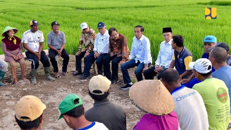 Manfaat PKT meningkatkan efisiensi air irigasi/mengurangi water losses sepanjang saluran tersier dan menambah produktivitas pertanian