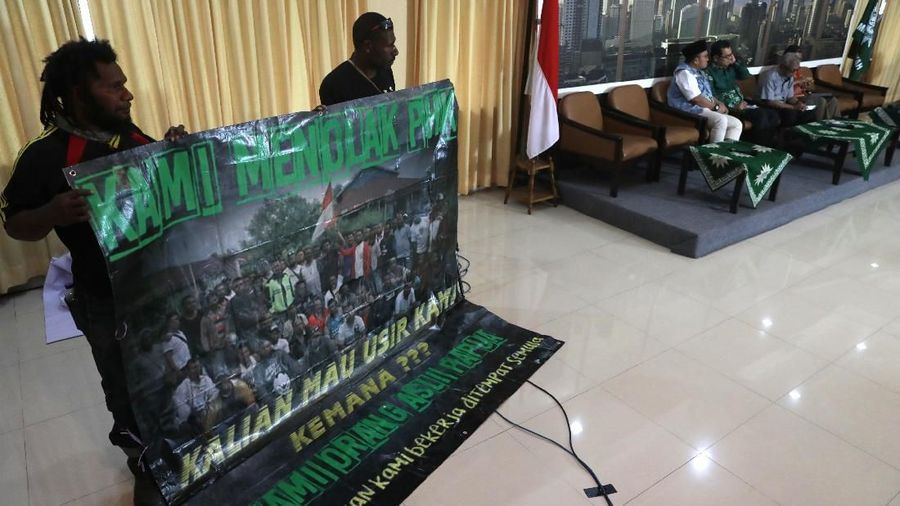 Para pekerja tersebut datang ke Jakarta dengan menggunakan kapal laut dengan lama perjalanan 10 hari.