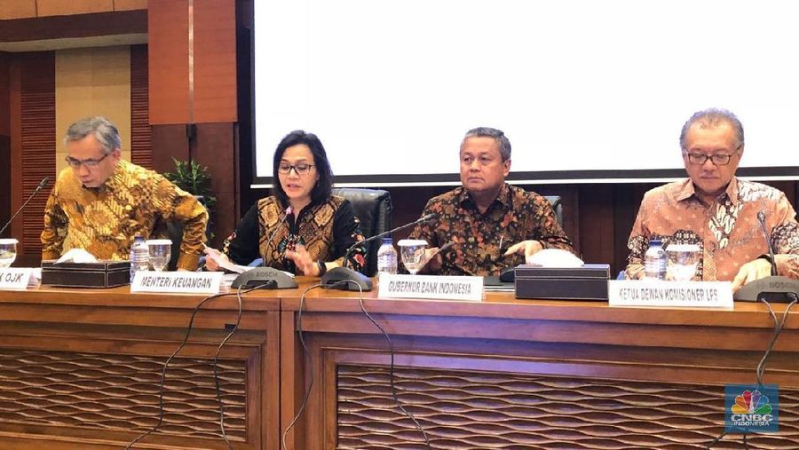 Para bankir agar terus melakukan penyesuaian dengan ketidakpastian kondisi ekonomi global.