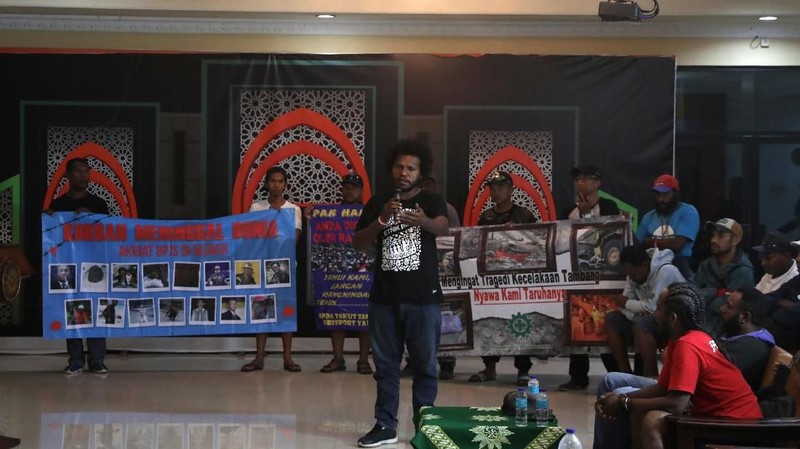 Para pekerja tersebut datang ke Jakarta dengan menggunakan kapal laut dengan lama perjalanan 10 hari.