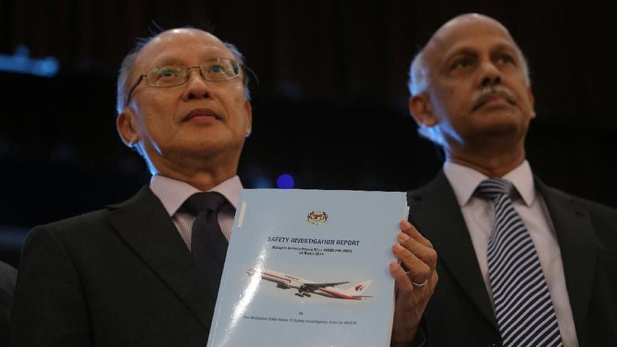 MH370 safety investigator-in-charge Kok Soo Chon shows the MH370 safety investigation report booklet to the media after a news conference in Putrajaya, Malaysia July 30, 2018. REUTERS/Sadiq Asyraf