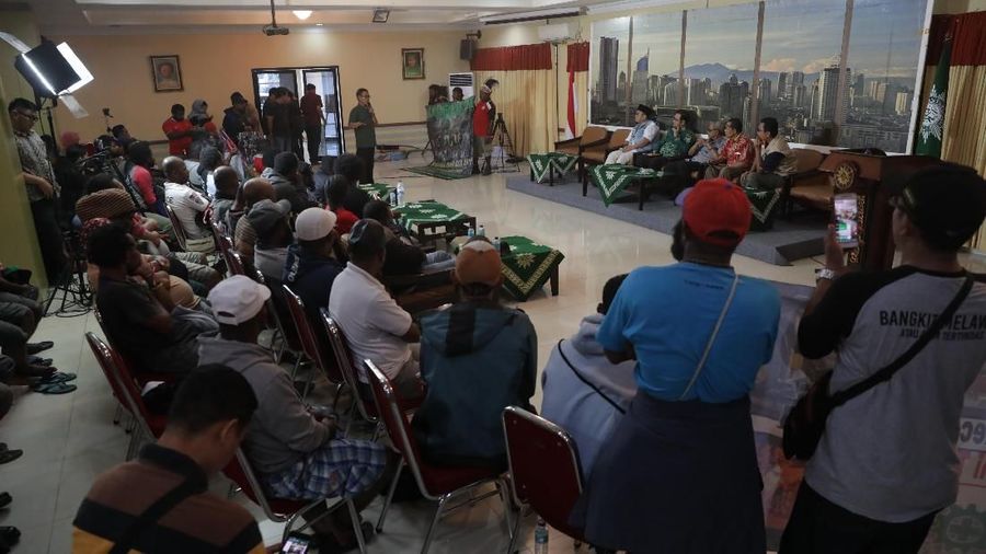 Para pekerja tersebut datang ke Jakarta dengan menggunakan kapal laut dengan lama perjalanan 10 hari.