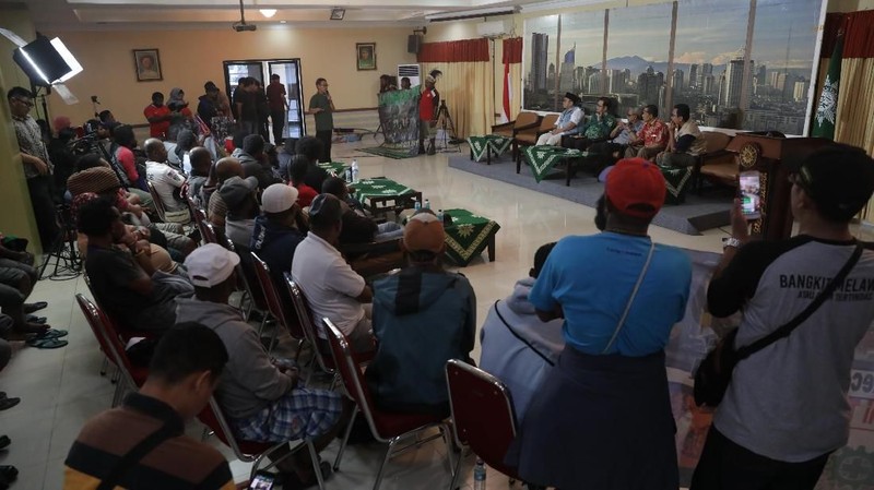 Para pekerja tersebut datang ke Jakarta dengan menggunakan kapal laut dengan lama perjalanan 10 hari.
