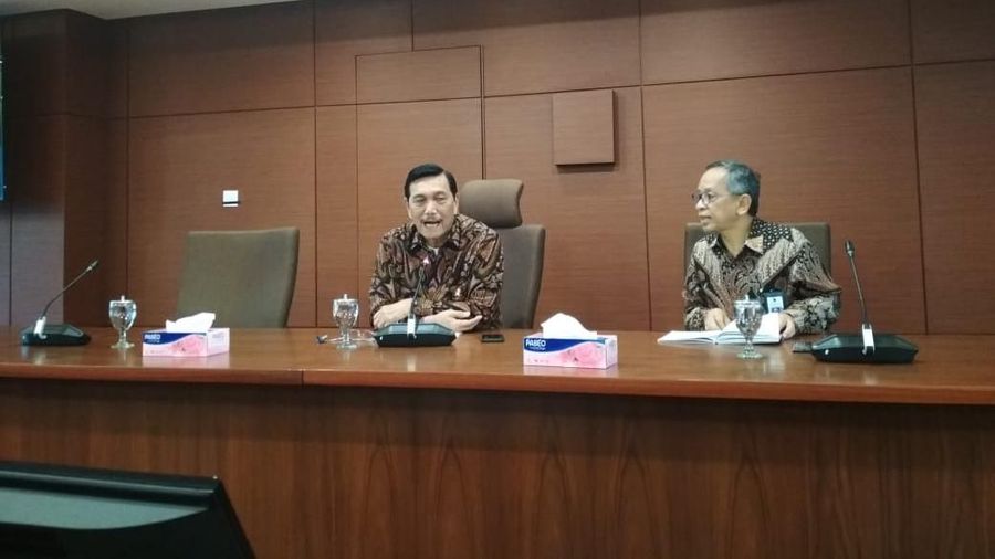 Presiden Joko Widodo memberi perintah kepada jajaran pemerintahan untuk mencari cara menekan defisit transaksi berjalan.