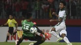 Penyerang Timnas Indonesia Amirudin Bagus Kahfi (kanan) mencetak gol ke gawang Myanmar dan Garuda Asia menang dengan skor 2-1. Bagus Kahfi saat ini sudah mencetak 12 gol dalam enam laga. (ANTARA FOTO/Zabur Karuru/wsj/18)