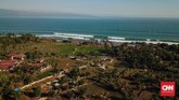 Surfing menjadi kegiatan utama turis yang datang ke Cimaja, karena ombaknya cocok untuk surfer tingkat menengah yang ingin mengasah kemampuannya.