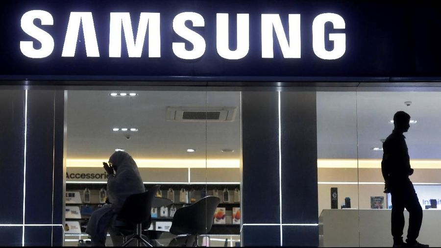 A customer prays inside a Samsung showroom in New Delhi, India, July 27, 2018. Picture taken July 27, 2018. REUTERS/Adnan Abidi