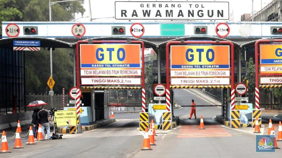 Petugas mengatur arus lalu lintas di depan pintu tol Rawamangun, Jakarta, Rabu (1/8). Tak hanya memberlakukan perluasan ganjil genap terkait Asian Games 2018, pihak kepolisian bersama Dinas Perhubungan DKI Jakarta menutup sejumlah pintu tol dalam kota. Penutupan yang dilakukan oleh Badan Pengelola Transportasi Jabodetabek (BPTJ), diterapkan di sejumlah pintu tol dekat venue Asian Games 2018. Rekayasa tersebut, demi kelancaran transportasi penyelenggaraan Asian Games 2018. Mengingat, waktu tempuh perjalanan atlet dari wisma atlet menuju venue ditetapkan hanya 30 menit.