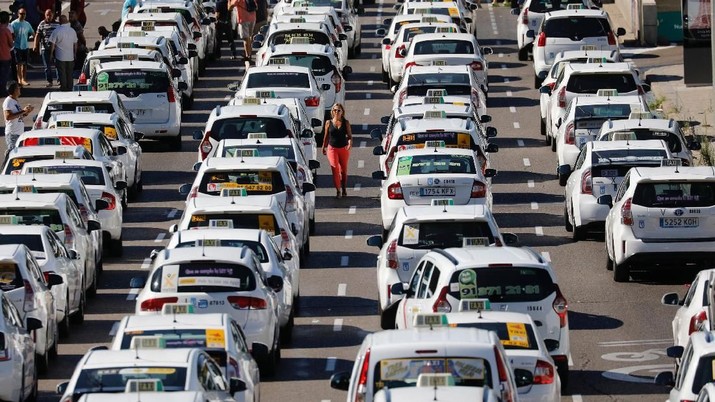 Taxis block a section of the main avenue Paseo de la Castellana during an indefinite strike against what they say is unfair competition from ride-hailing and car-sharing services such as Uber and Cabify, in Madrid, Spain, July 31, 2018. REUTERS/Paul Hanna