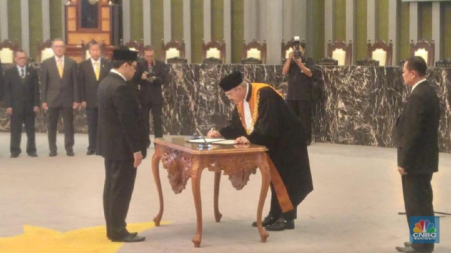 Pelantikan dilakukan oleh Mahkamah Agung, hari ini.
