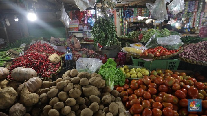 Pasar (Inflasi) Pedagang menjual bahan makanan di pasar Klender, Jakarta, Rabu (1/8). Badan Pusat Statistik mencatat, inflasi selama Juli 2018 sebesar 0,28 persen. Sementara itu, inflasi tahun kalender Januari-Juli 2018 tercatat sebesar 2,18 persen, dan inflasi tahun ke tahun sebesar 3,18 persen. inflasi Juli 2018, paling besar disumbang oleh kelompok pengeluaran bahan makanan yang mengalami inflasi sebesar 0,86 persen dengan andil sebesar 0,18 persen. Disusul oleh kelompok pengeluaran pendidikan, rekreasi, olaharaga yang terjadi inflasi sebesar 0,83 persen dengan andil 0,07 persen. (CNBC Indonesia/Muhammad Sabki)