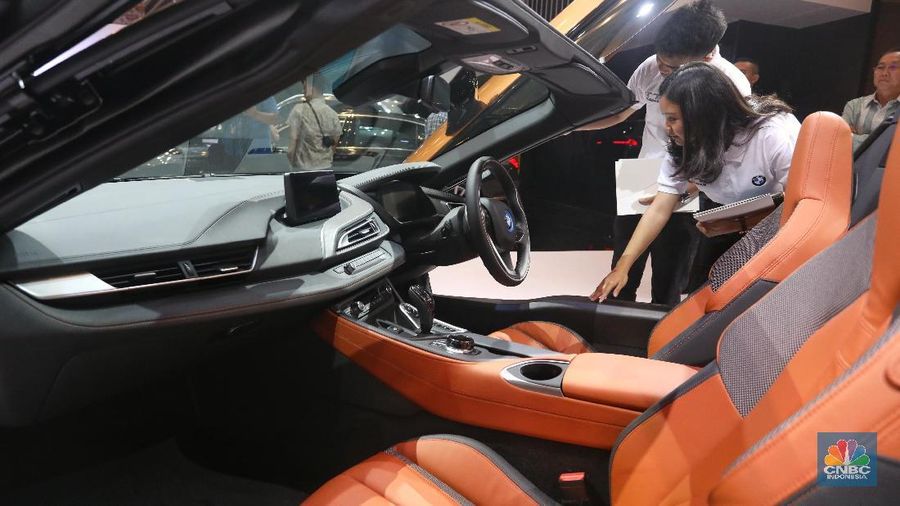 Gabungan mesin bensin di roda belakang dan motor listrik BMW i8 di roda depan membuat mobil ini dapat berlari hingga 250 km/jam.