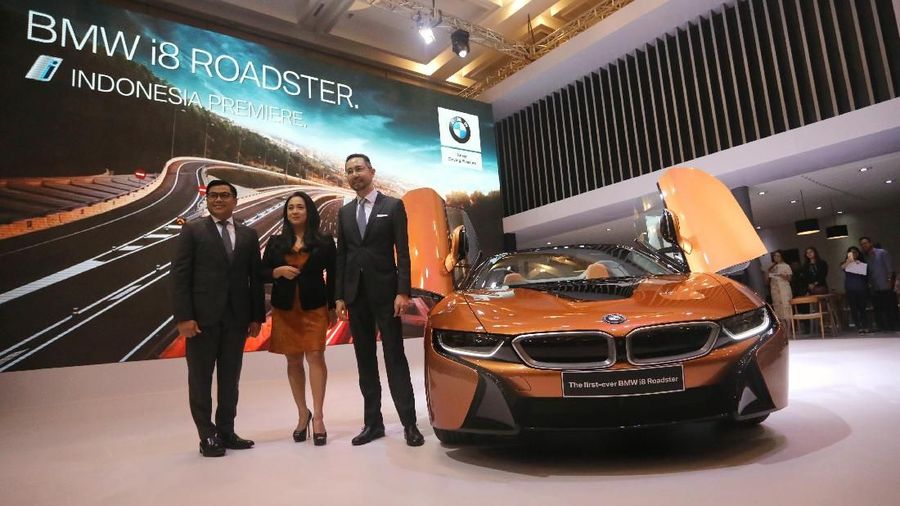 Gabungan mesin bensin di roda belakang dan motor listrik BMW i8 di roda depan membuat mobil ini dapat berlari hingga 250 km/jam.