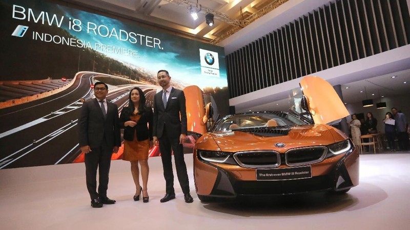 Gabungan mesin bensin di roda belakang dan motor listrik BMW i8 di roda depan membuat mobil ini dapat berlari hingga 250 km/jam.