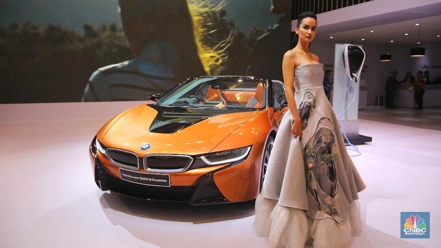 Gabungan mesin bensin di roda belakang dan motor listrik BMW i8 di roda depan membuat mobil ini dapat berlari hingga 250 km/jam.