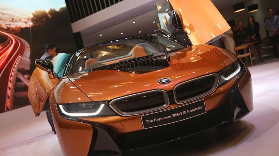 Gabungan mesin bensin di roda belakang dan motor listrik BMW i8 di roda depan membuat mobil ini dapat berlari hingga 250 km/jam.