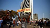 Para pendukung calon presiden dari kubu oposisi, Nelson Chamisa, mengaku menggelar aksi protes di depan kantor Komisi Pemilu Zimbabwe (ZEC) secara damai. (Reuters/Philimon Bulawayo)