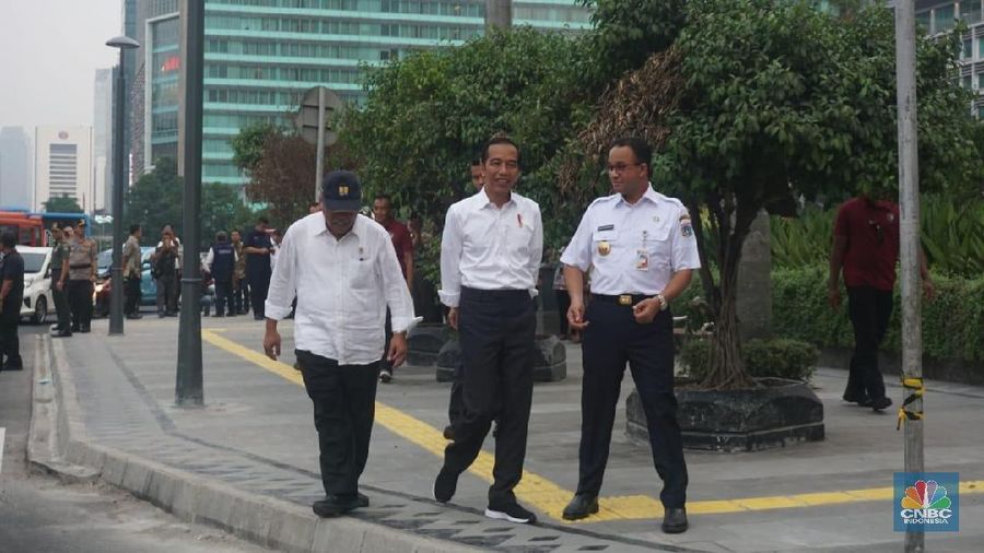 Presiden Joko Widodo (Jokowi) meminta instansi atau lembaga negara untuk bebenah birokrasi dengan memangkas eselon III dan IV.