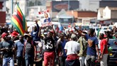 Kekerasan dalam pemilu pertama tanpa keikutsertaan diktator Robert Mugabe ini pun menjadi sorotan dunia yang mengecam proses demokrasi tak adil di Zimbabwe. (Reuters/Siphiwe Sibeko)