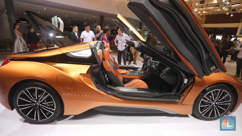 Gabungan mesin bensin di roda belakang dan motor listrik BMW i8 di roda depan membuat mobil ini dapat berlari hingga 250 km/jam.