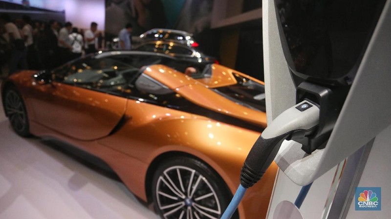 Gabungan mesin bensin di roda belakang dan motor listrik BMW i8 di roda depan membuat mobil ini dapat berlari hingga 250 km/jam.