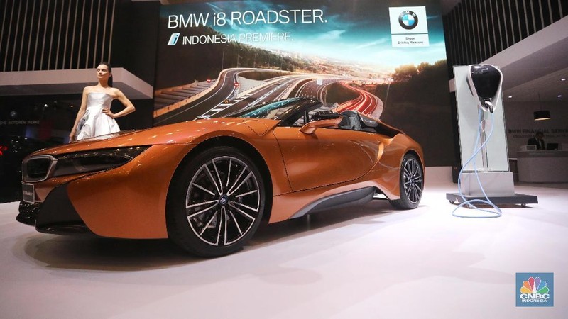Gabungan mesin bensin di roda belakang dan motor listrik BMW i8 di roda depan membuat mobil ini dapat berlari hingga 250 km/jam.