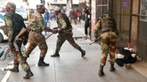 Setidaknya tiga orang tewas akibat bentrok antara tentara dan para pengunjuk rasa yang menolak kecurangan dalam pemilihan umum Zimbabwe, Rabu (1/8). (Reuters/Mike Hutchings)
