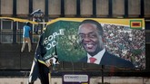 Bentrokan ini pecah di tengah kebingungan masyarakat karena kubu penguasa dan oposisi sama-sama mengklaim menang dalam pemilu. (Reuters/Siphiwe Sibeko)