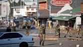 Juru bicara kepolisian Zimbabwe, Charity Charamba, mengatakan bahwa tentara dikerahkan atas perintah dari personel yang mengaku sudah tidak bisa mengatasi kekerasan. (Reuters/Siphiwe Sibeko)