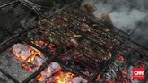 Jangan lupa untuk menyantap menu hasil laut di tempat makan yang berada di sekitar Pantai Cimaja.