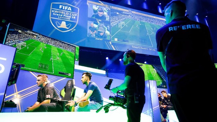 game piala dunia The FIFA eWorld Grand Final trophy on display during the tournament at the O2 Arena in London, Britain August 2, 2018. REUTERS/Henry Nicholls