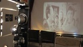 Di sana bunyi proyektor yang berjalan pun terdengar dari ruangan yang ia jadikan museum. Penontonnya beragam, terutama yang rindu menonton bioskop seperti di era 1970-an. (AFP PHOTO / SHWAN NAWZAD)