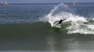 Memelihara Ombak Demi Destinasi Surfing Kelas Dunia