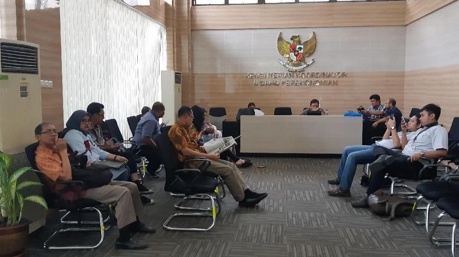 Kantor Kemenko Perekonomian disulap jadi pusat pelayanan Sistem Online Single Submission (OSS). Alhasil, kantor Menko jadi ramai diserbu warga. 