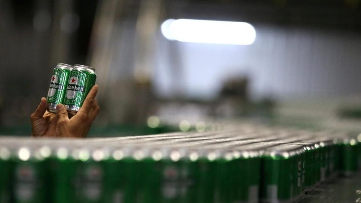 FILE PHOTO: An employee checks Heineken beers at the Heineken brewery in Jacarei, Brazil June 12, 2018. Picture taken June 12, 2018.  REUTERS/Paulo Whitaker/File Photo