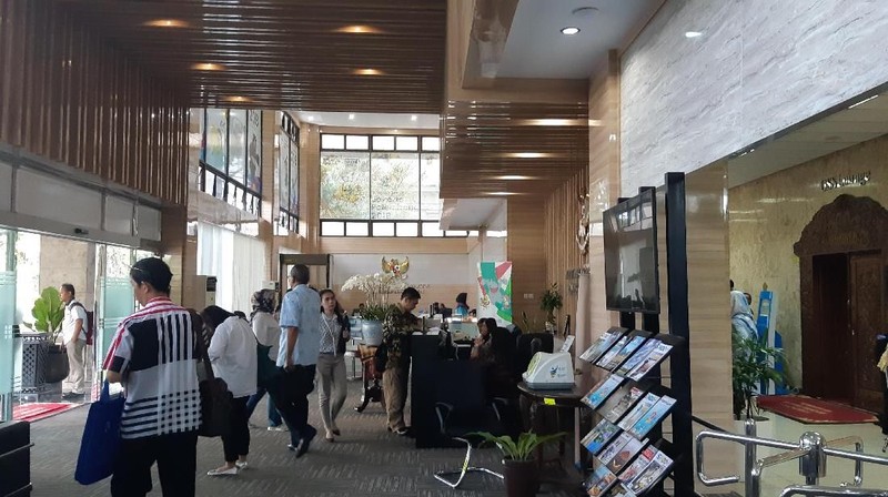 Kantor Kemenko Perekonomian disulap jadi pusat pelayanan Sistem Online Single Submission (OSS). Alhasil, kantor Menko jadi ramai diserbu warga. 