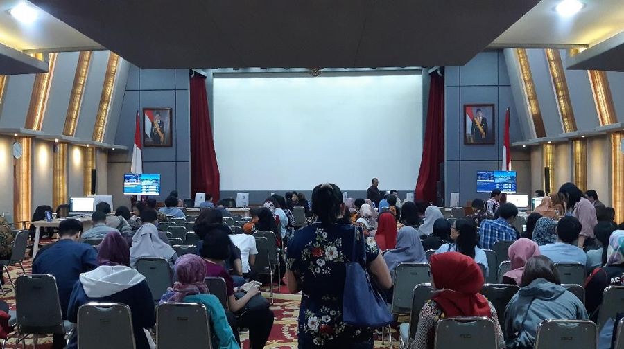 Kantor Kemenko Perekonomian disulap jadi pusat pelayanan Sistem Online Single Submission (OSS). Alhasil, kantor Menko jadi ramai diserbu warga. 