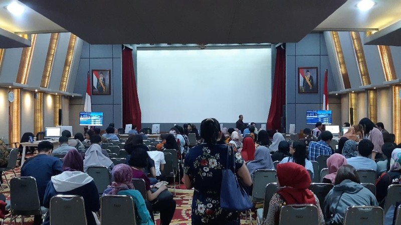 Kantor Kemenko Perekonomian disulap jadi pusat pelayanan Sistem Online Single Submission (OSS). Alhasil, kantor Menko jadi ramai diserbu warga. 