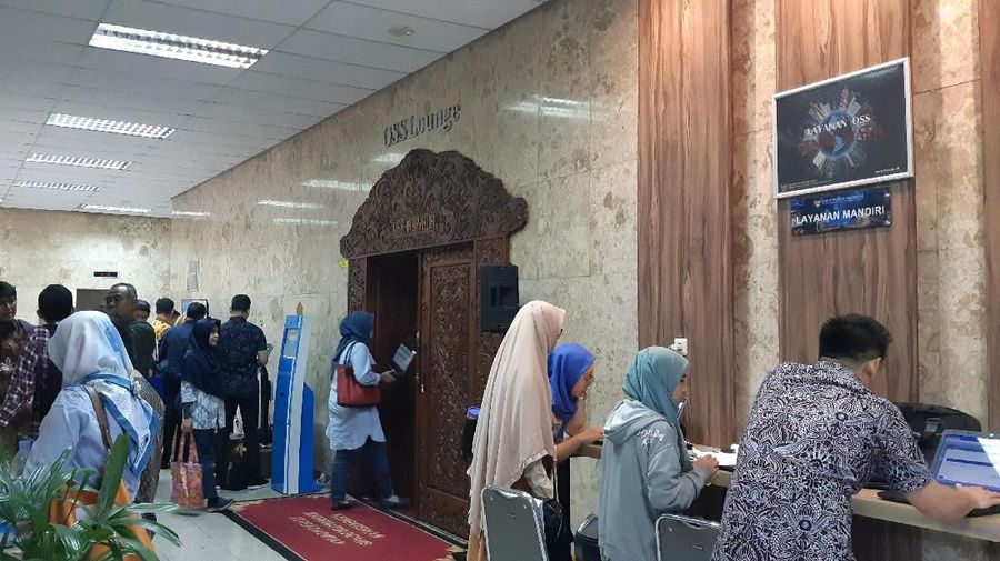 Kantor Kemenko Perekonomian disulap jadi pusat pelayanan Sistem Online Single Submission (OSS). Alhasil, kantor Menko jadi ramai diserbu warga. 