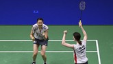 Lolosnya Mayu Matsumoto/Wakana Nagahara membuat Jepang memastikan satu medali emas dari sektor ganda putri. Karena di pertandingan final nanti, Matsumoto/Nagahara akan berhadapan dengan pasangan Jepang lainnya, Yuki Fukushima/Sayaka Hirota. (AFP PHOTO / Johannes EISELE)