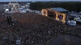 Sebelum festival ini digelar, panitia biasanya mengadakan acara kompetisi musik terlebih dahulu dan mereka yang menang punya kesempatan tampil di festival.(REUTERS/Kacper Pempel)