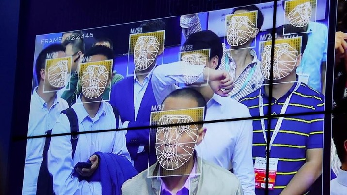 Visitors experience facial recognition technology at Face++ booth during the China Public Security Expo in Shenzhen, China October 30, 2017. Picture taken October 30, 2017. REUTERS/Bobby Yip - RC1A55461440
