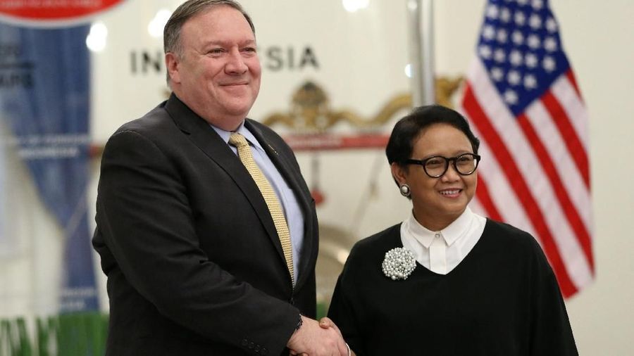 U.S. Secretary of State Mike Pompeo shakes hands with Indonesian Foreign Minister Retno Marsudi during their meeting in Jakarta, Indonesia, August 4, 2018. Dita Alangkara/Pool via REUTERS