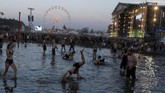 Selain terkenal karena jumlah pengunjung, acara ini juga populer sebagai festival terkotor di dunia. (REUTERS/Kacper Pempel)